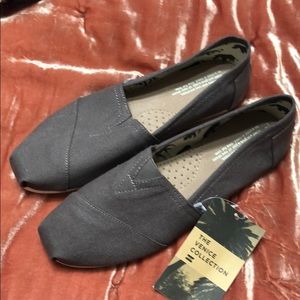 Toms classic solid slip ons